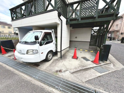 【駐車場】 | 伯太町２丁目　中古一戸建 | 【クローゼットやウォークインクローゼット有】家族の思い出も大切にしまっておけますね♪