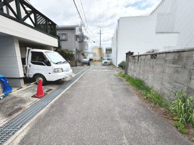 【前面道路含む現地写真】 | 伯太町２丁目　中古一戸建 | 【バルコニーとウッドデッキあります】洗濯物の多い日も安心ですね♪天気のいい日のウッドデッキでランチなんて素敵ですね♪