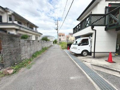 【前面道路含む現地写真】 | 伯太町２丁目　中古一戸建 | 玄関上部吹き抜けの開放感のある玄関ですよ！シューズボックスございますので、散らかりがちな玄関も片付きますね！