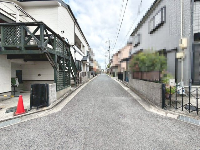 伯太町２丁目　中古一戸建の前面道路含む現地写真|車種にもよりますが、駐車３台可能です！ママやお子様の自転車も停められますね♪