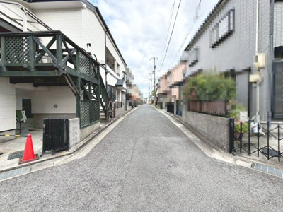 【前面道路含む現地写真】 | 伯太町２丁目　中古一戸建 | 車種にもよりますが、駐車３台可能です！ママやお子様の自転車も停められますね♪