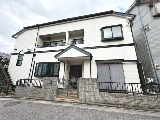 伯太町２丁目　中古一戸建の玄関|【前面道路】前面道路の幅は約４．９ｍです！開放感のある広々とした前面道路です♪