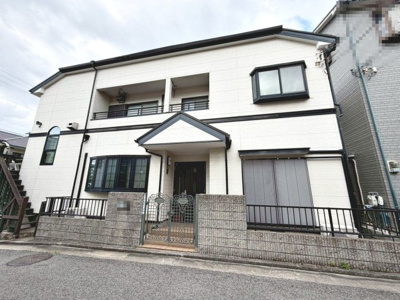 【玄関】 | 伯太町２丁目　中古一戸建 | 【前面道路】前面道路の幅は約４．９ｍです！開放感のある広々とした前面道路です♪