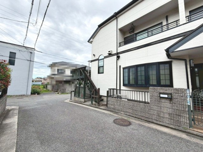 【前面道路含む現地写真】 | 伯太町２丁目　中古一戸建 | 【ＬＤＫ約１８帖】２面採光で日当たりがよく、温かく心地のいいリビング♪居心地の良い快適な安らぎの場所にもなりそうです！ 