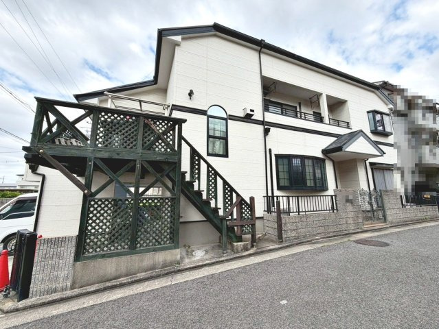 伯太町２丁目　中古一戸建の外観|【２面採光の居室もありますよ】明るい室内は、風通しも良く、大変居心地の良い空間となっております♪爽やかな風を感じて起きる朝は、快適生活の始まりに！
