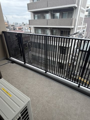 シーズンフラッツ町屋のバルコニー