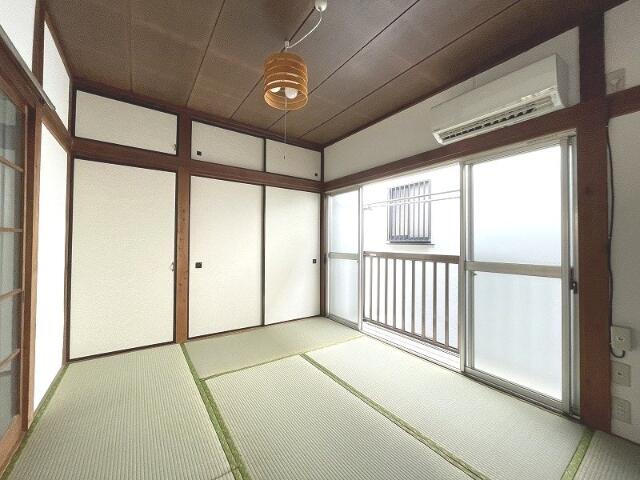 窓が大きく明るい室内