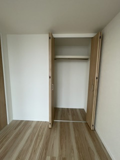 田園調布コーポラスの収納|洋室に備え付けられた、奥行きのある便利なクローゼット収納。ハンガーパイプと上部棚が設置されており、衣類から季節ものの荷物までをすっきりと1ヶ所にまとめて美しく保管できます。