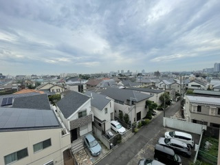 田園調布コーポラスの展望|バルコニーから広がる、遮るもののない開放的な眺望。周囲に高い建物が少なく、遠くまで見渡せるため、心地よい風を感じながら毎日のリフレッシュタイムを楽しめる贅沢なロケーションです。