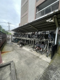 田園調布コーポラスの駐輪場|敷地内にしっかりと確保された、屋根付きの駐輪場スペース。大切な自転車を雨や風から守りやすく、毎日の通勤・通学やお買い物で自転車を利用される方も安心の設備です。