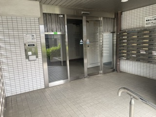 田園調布コーポラスのエントランス|オートロックを備えた安心感のあるエントランス。共用部は清潔感が保たれ管理状態も良好で、ご家族はもちろん、大切なお客様も気持ちよく迎えられる住まいの第一印象を演出します。