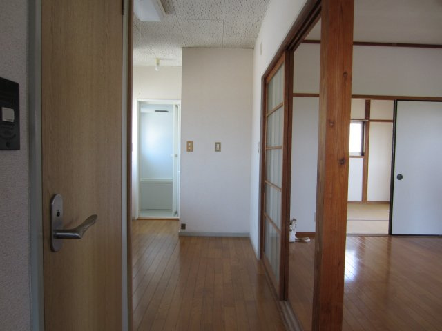 ひたちなか市大字高野の一戸建ての内装|ホールからキッチン
