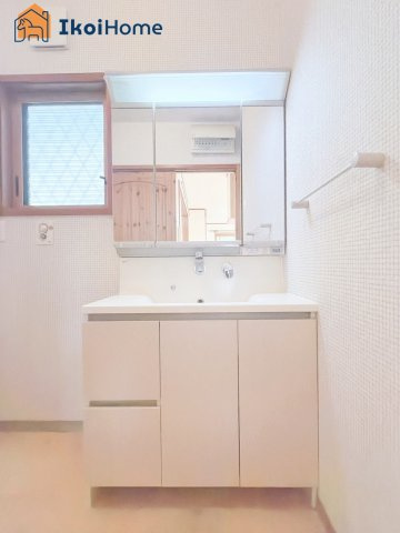 神戸市西区北別府4丁目　中古戸建の洗面所|【ホームページに現地動画掲載中】●年中無休：当日予約可●洗面は便利な３面鏡。ゆったりワイドシンク仕様