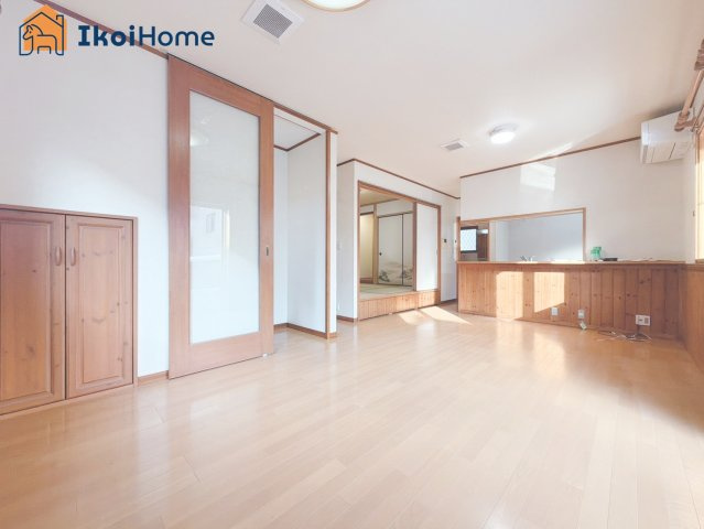 神戸市西区北別府4丁目　中古戸建の居間・リビング|【ホームページに現地動画掲載中】●年中無休：当日予約可●明るく開放感もある1階17帖のLDKです。