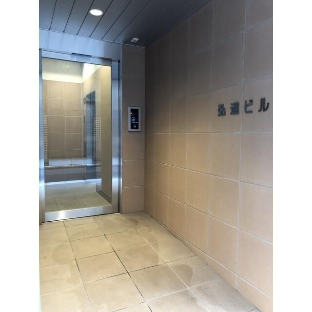 弘進ビルのエントランス