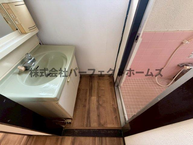 長尾元町3丁目戸建　賃貸の洗面所|明るい洗面所です