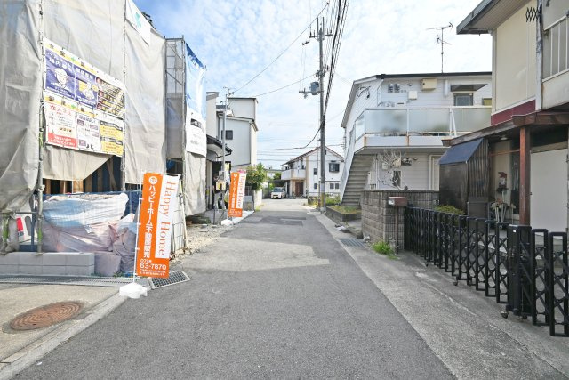ファーストタウン伊丹市堀池2丁目新築一戸建て｜1SLDK＋駐車1台の前面道路含む現地写真|前面道路幅は西側に約4.3m幅です。