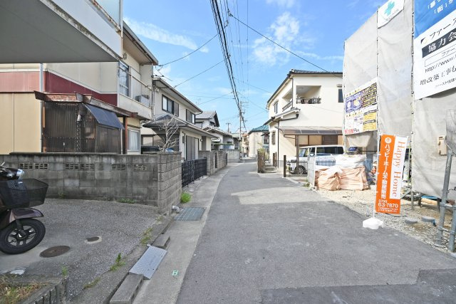 ファーストタウン伊丹市堀池2丁目新築一戸建て｜1SLDK＋駐車1台の前面道路含む現地写真|前面道路幅は西側に約4.3m幅です。