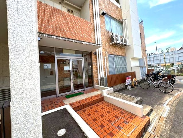 岡本ビルのエントランス