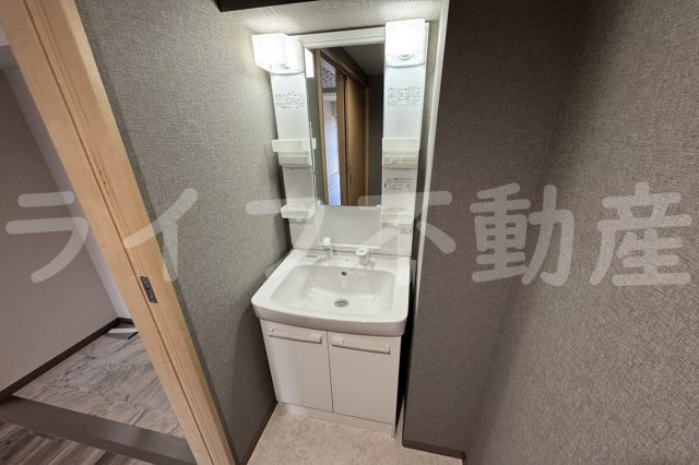 新栄プロパティ東大阪Ⅰの独立洗面台|独立洗面台、小物を置くことができて便利です