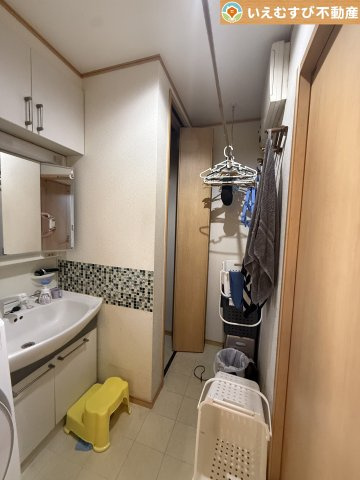 深谷市田中　中古戸建の独立洗面台|3面ミラーの後ろは収納スペースを完備
生活感のあるものは隠して、スッキリシンプルな洗面台に！清潔感のある空間♪