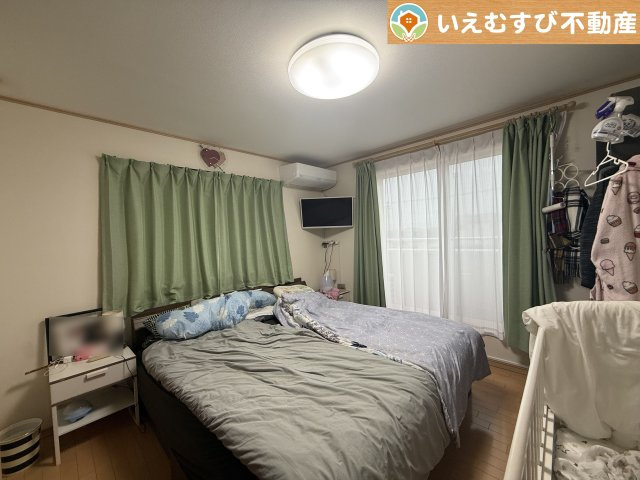 深谷市田中　中古戸建の洋室|ゆとりの広さの主寝室！
大きなベッドも楽々置けます！シンプルな内装、採光もたっぷりのお部屋♪