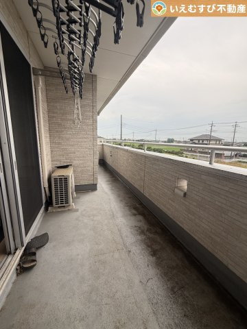 深谷市田中　中古戸建のバルコニー|南バルコニーで毎日のお洗濯もラクラク快適
しっかり太陽の光が降り注ぐ南向きなのでお洗濯物が乾きやすい♪