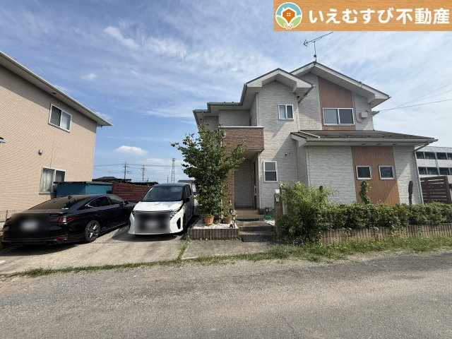 深谷市田中　中古戸建の駐車場|2台駐車可能なスペース完備
しっかり舗装してある駐車スペースで天気が悪く足元が悪い日でも乗り降りしやすい♪