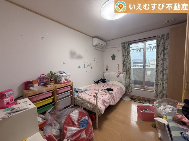 深谷市田中　中古戸建の洋室|ナチュラルな色合いが落ち着くお部屋
シンプルな内装のお部屋なので自分でコーディネートしても楽しそうですね♪