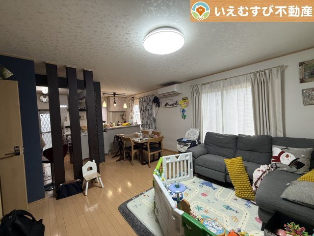 深谷市田中　中古戸建の居間・リビング|自然光で満たされる明るく開放感溢れるリビング
たっぷりの採光で明るい空間。家族みんなでくつろげます♪