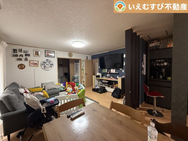 深谷市田中　中古戸建の居間・リビング|ご家族みんながゆったりくつろげるリビング
ゆとりの空間でくつろいだり遊んだり、家族の時間が楽しみですね♪
