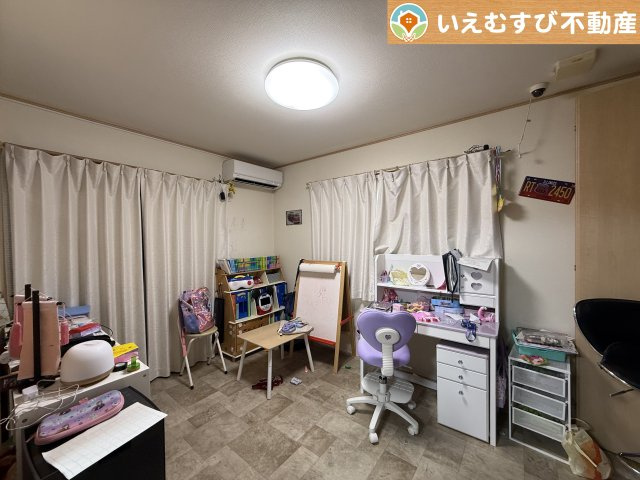 深谷市田中　中古戸建の子供部屋|ナチュラルな色合いでシンプルな内装
シンプルな内装のお家なので飽きが来ずコーディネートも楽しそうですね♪