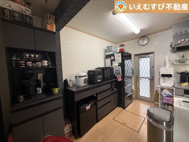 深谷市田中　中古戸建のキッチン|広々としたキッチン
冷蔵庫や食器棚を置いてもゆとりの広さ！独立した空間でゆっくりお料理♪