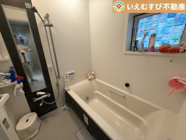 深谷市田中　中古戸建の浴室|ナチュラルな色合いで落ち着いた空間
優しい色合いでくつろぎの浴室。ゆっくり過ごしながら疲れを取りましょう♪