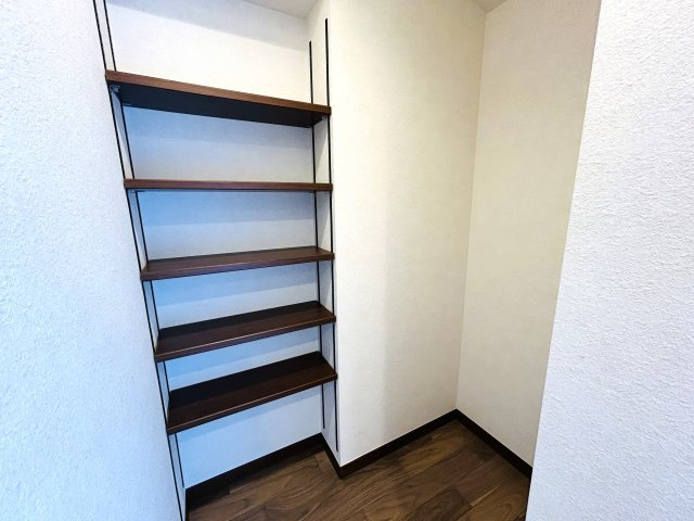 プライベート空間を守れるメゾネットタイプの１ＬＤＫ☆書斎もあるからリモートワークの人にも良き◎一風変わった間取りで違った楽しさ発見できちゃう遊びココロ満載な【エミネンス神大寺】フルリノベーションの収納|たっぷりとした収納スペースです