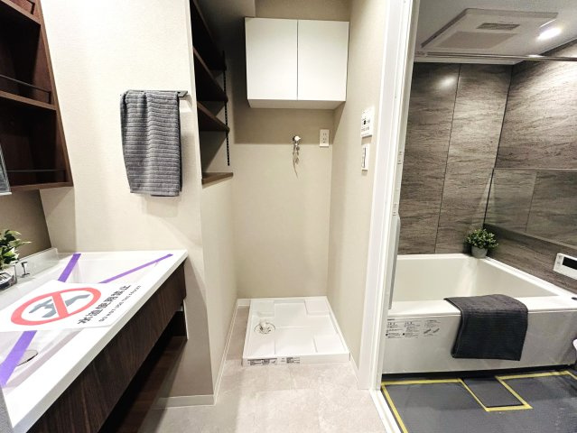 プライベート空間を守れるメゾネットタイプの１ＬＤＫ☆書斎もあるからリモートワークの人にも良き◎一風変わった間取りで違った楽しさ発見できちゃう遊びココロ満載な【エミネンス神大寺】フルリノベーションの独立洗面台|独立洗面台あり、毎朝おしゃれに忙しい女性の方におすすめです