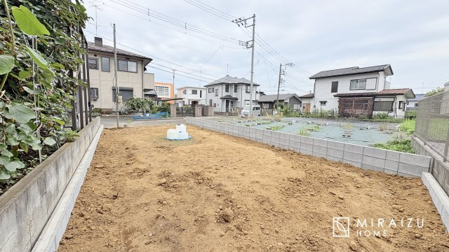 【前面道路含む現地写真】 | プライバシー性と開放感を高める住環境。陽当たりの良い開かれたロケーションを活かし、心地よい暮らしをプランニング