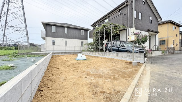 【外観】 | 青く澄み渡った綺麗な空と、陽の光をたっぷりと受ける、そんな新築住宅で新生活をスタートしてみませんか？見学・ご相談等、ミライズホーム(株)までお気軽にご連絡下さい♪