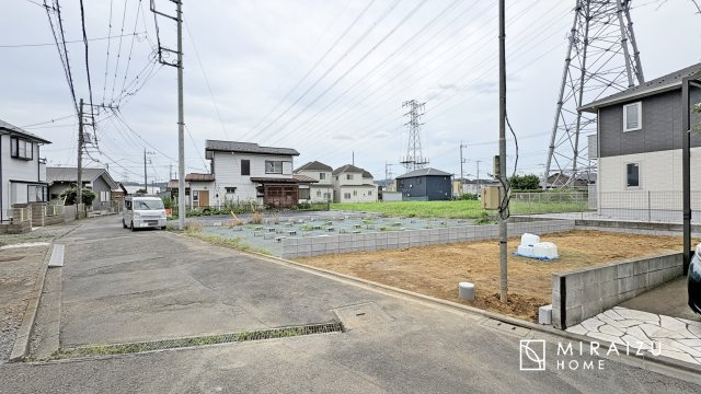 【前面道路含む現地写真】 | 青く澄み渡った綺麗な空と、陽の光をたっぷりと受ける、そんな新築住宅で新生活をスタートしてみませんか？見学・ご相談等、ミライズホーム(株)までお気軽にご連絡下さい♪