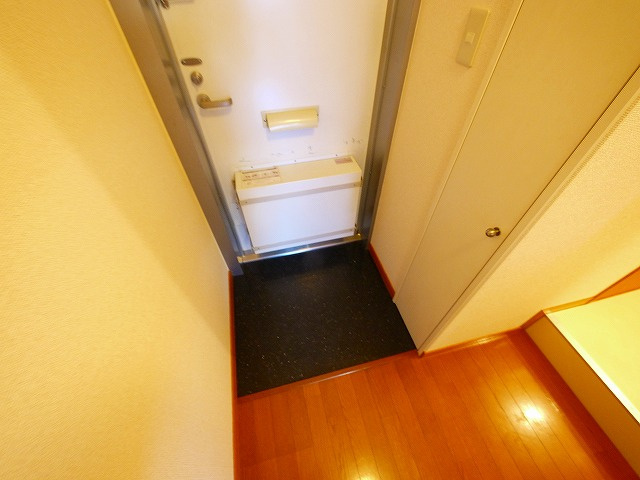レオパレスニューエイジの玄関|明るい玄関です