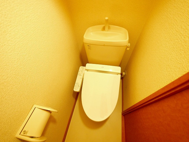レオパレスニューエイジのトイレ|ゆったりとした空間のトイレです