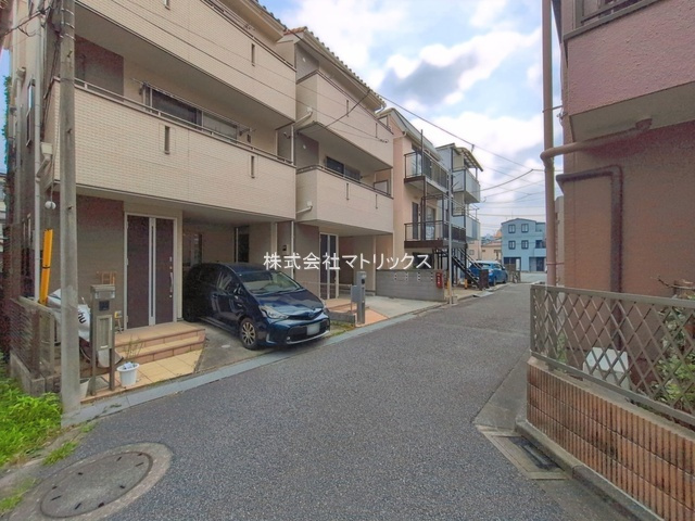 板橋区栄町　2012年築　車庫付リフォーム住宅の前面道路含む現地写真