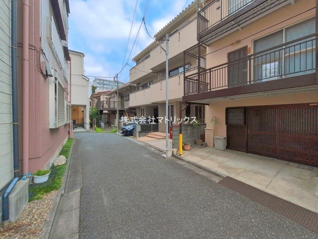 板橋区栄町　2012年築　車庫付リフォーム住宅の前面道路含む現地写真