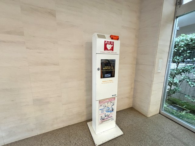 エントランス1階には備え付けのAEDがあり安心です