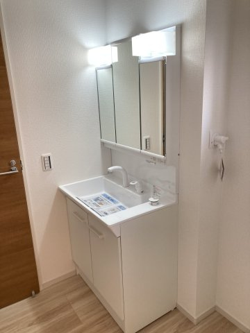 リガーレ前橋市上新田町2期　1号棟の独立洗面台|【イメージ写真】シャワー水栓付き洗面台で朝の身支度もバッチリです！
洗面台には収納スペースもあり洗面室もすっきり片付きますよ！