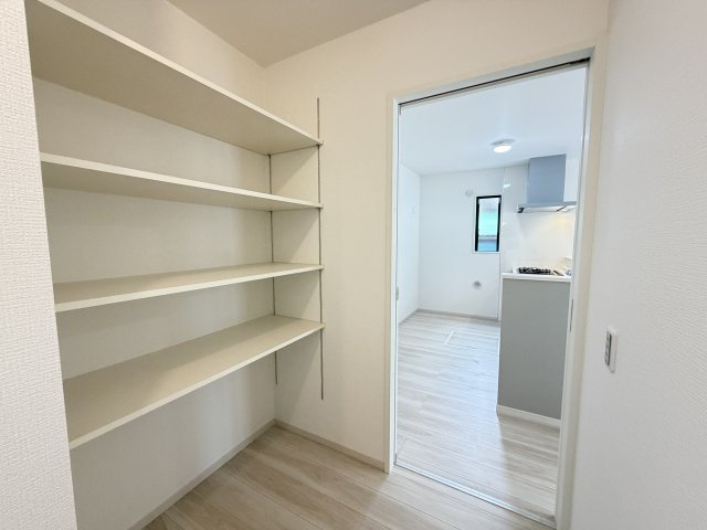 リガーレ前橋市上新田町2期　1号棟の収納|キッチン横・洗面室手前にたっぷり収納付きです。
様々な物が収納可能ですよ！