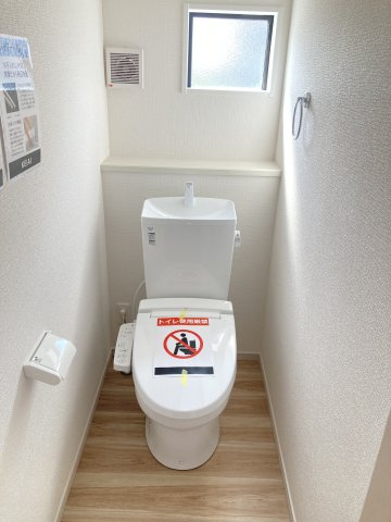 リガーレ前橋市上新田町2期　1号棟のトイレ|【イメージ写真】1階トイレです。清潔感のある白を基調としています。
温水洗浄・便座暖房機能の付いた快適なトイレです☆