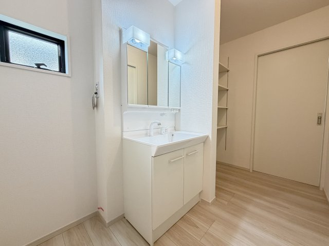 リガーレ前橋市上新田町2期　1号棟の独立洗面台|シャワー水栓付き洗面台で朝の身支度もバッチリです！
洗面台には収納スペースもあり洗面室もすっきり片付きますよ！