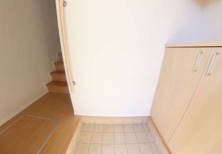 泉大津市曽根町２丁目のハイツの玄関|収納もある玄関です