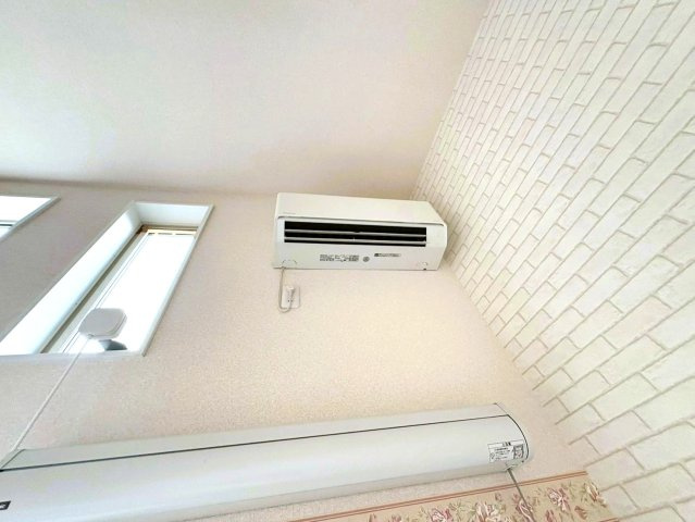 【設備】 | ユナイト保土ヶ谷ポンテ・デラローサ | エアコンの下には、壁掛けタイプの室内物干しユニット付きで、雨の日でも洗濯物干せます
